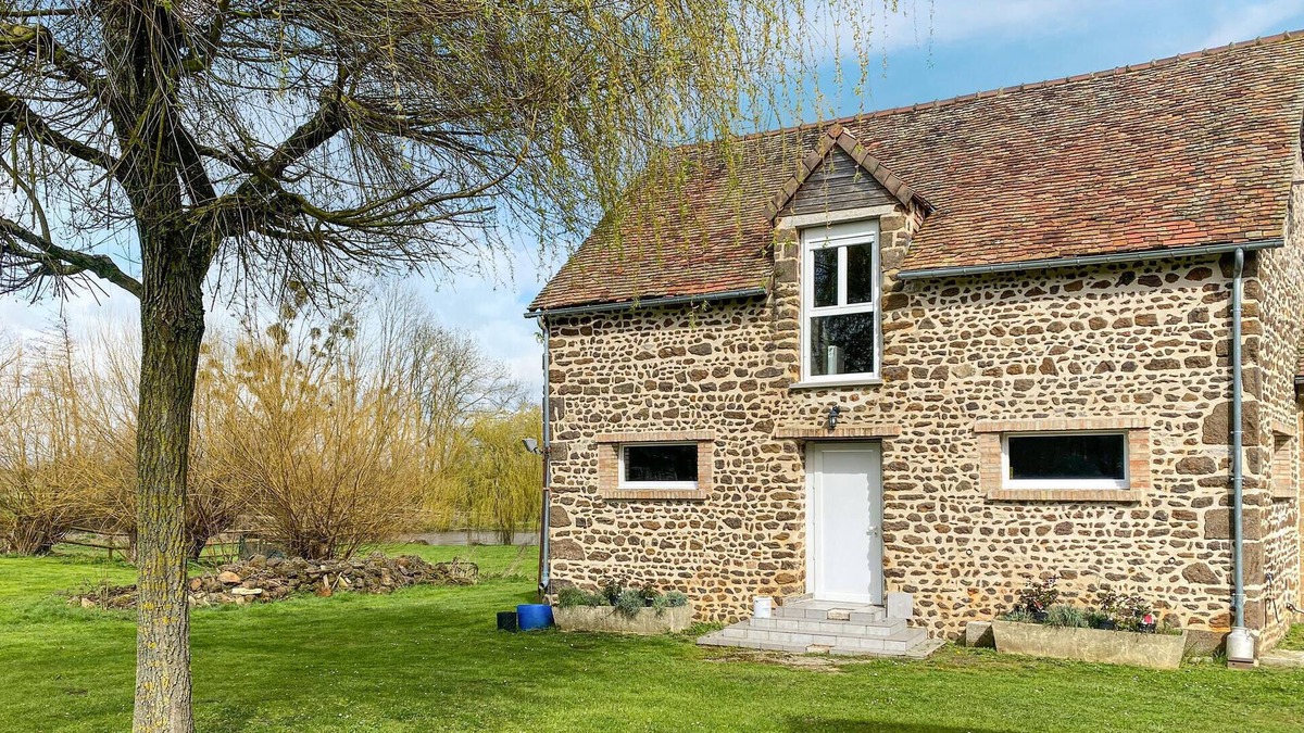 Moitron-sur-Sarthe House | Lake front home in Moitron-sur-Sarthe