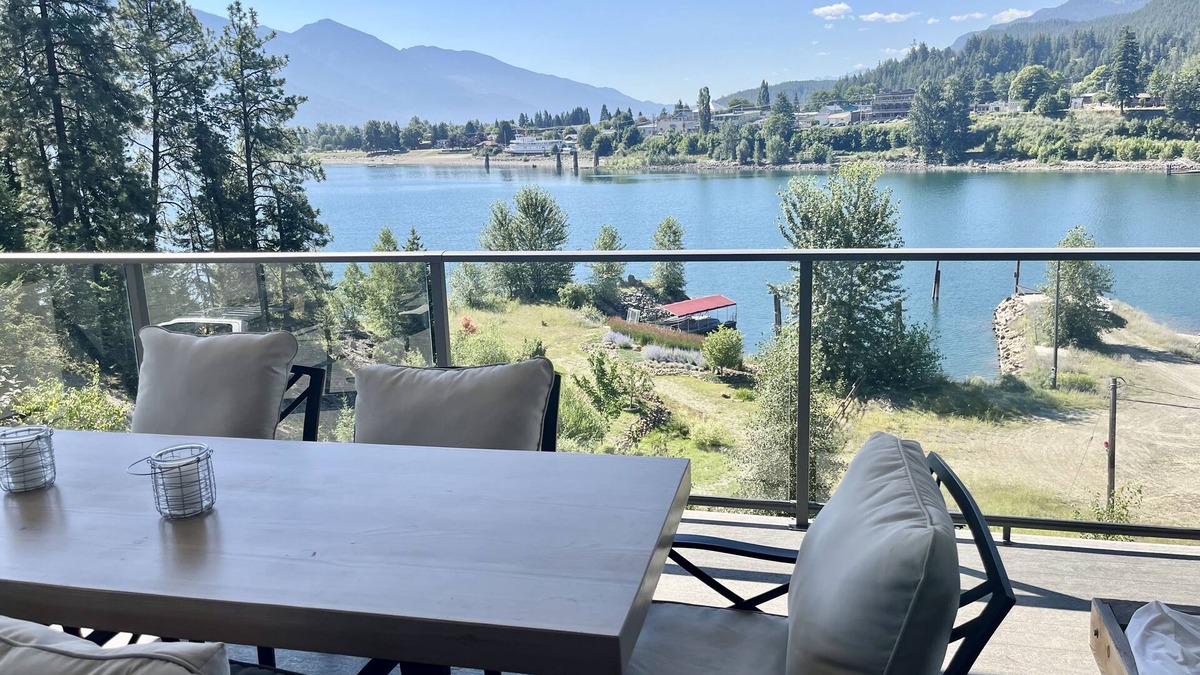 Kaslo House | Lake front home in beautiful Kaslo, BC, walking distance to town and Kaslo Bay!