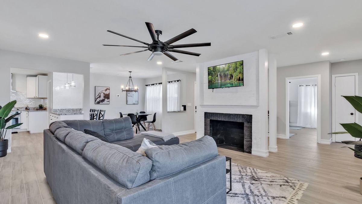 Maitland House | Lake Front Home near Winter Park!