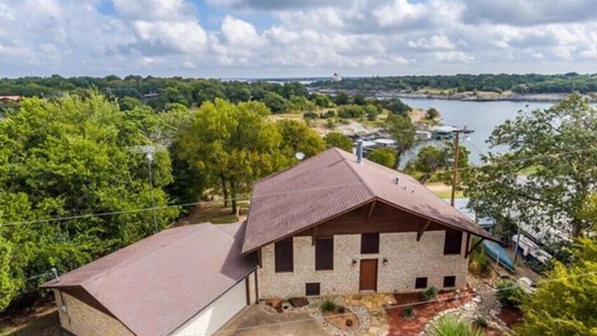 Clifton House | LAKE FRONT Home - Walk down to waters edge!