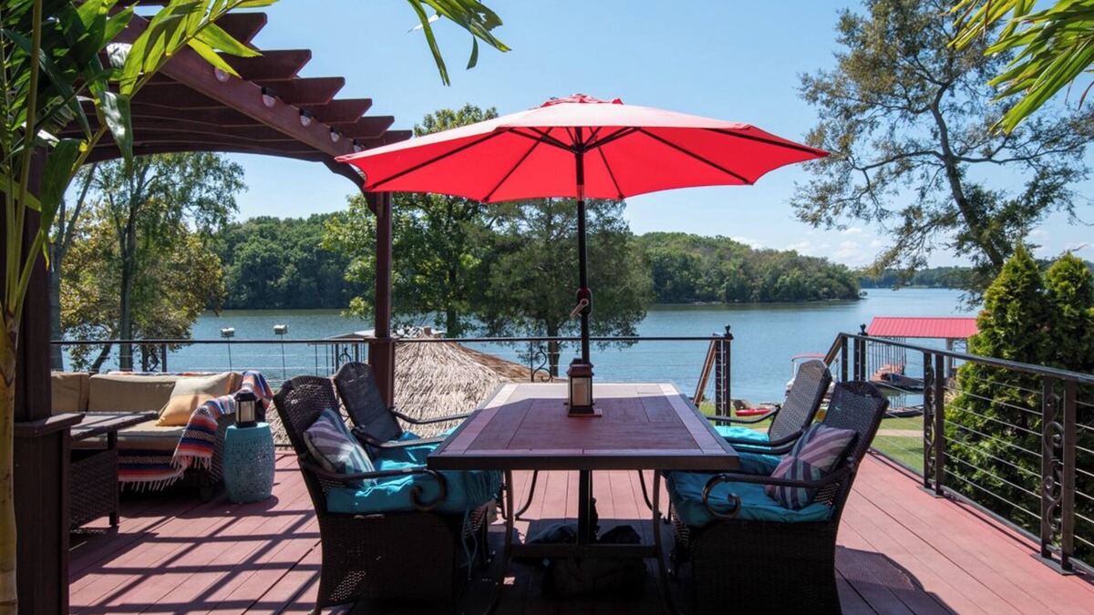 Mount Juliet House | LAKE FRONT HONKY TONKIN LAKE LIFE O/D KITCHEN TIKI HUT PONTOON AVAILABLE nnnn
