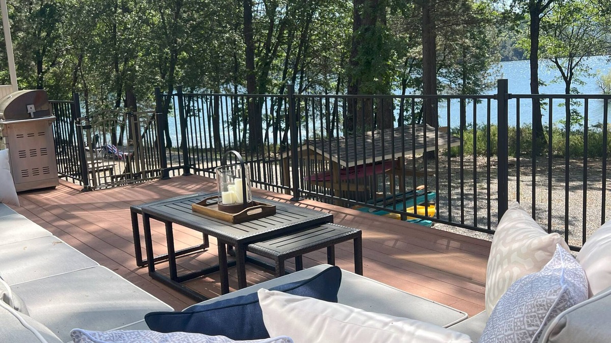 Lakehead House | Lake Front House - Gorgeous View!