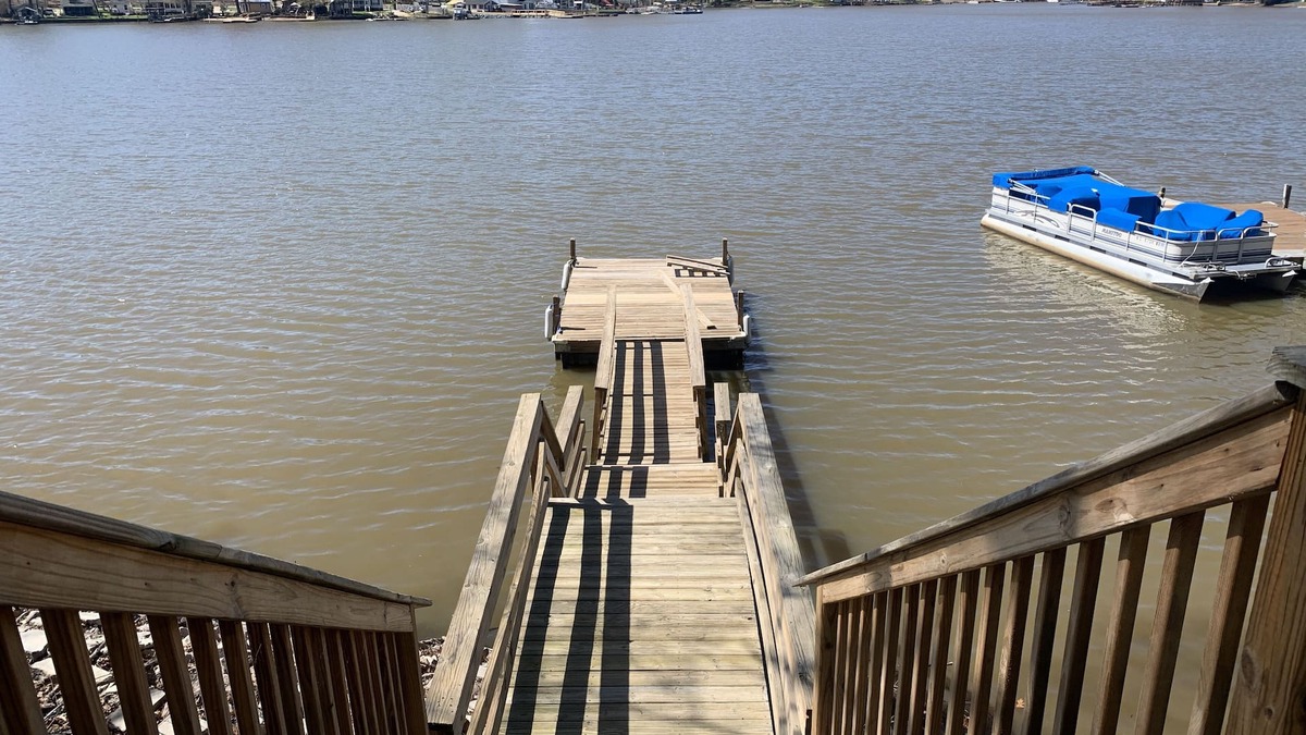 Southmont House | Lake front house with private boat dock and breathtaking view of the lake
