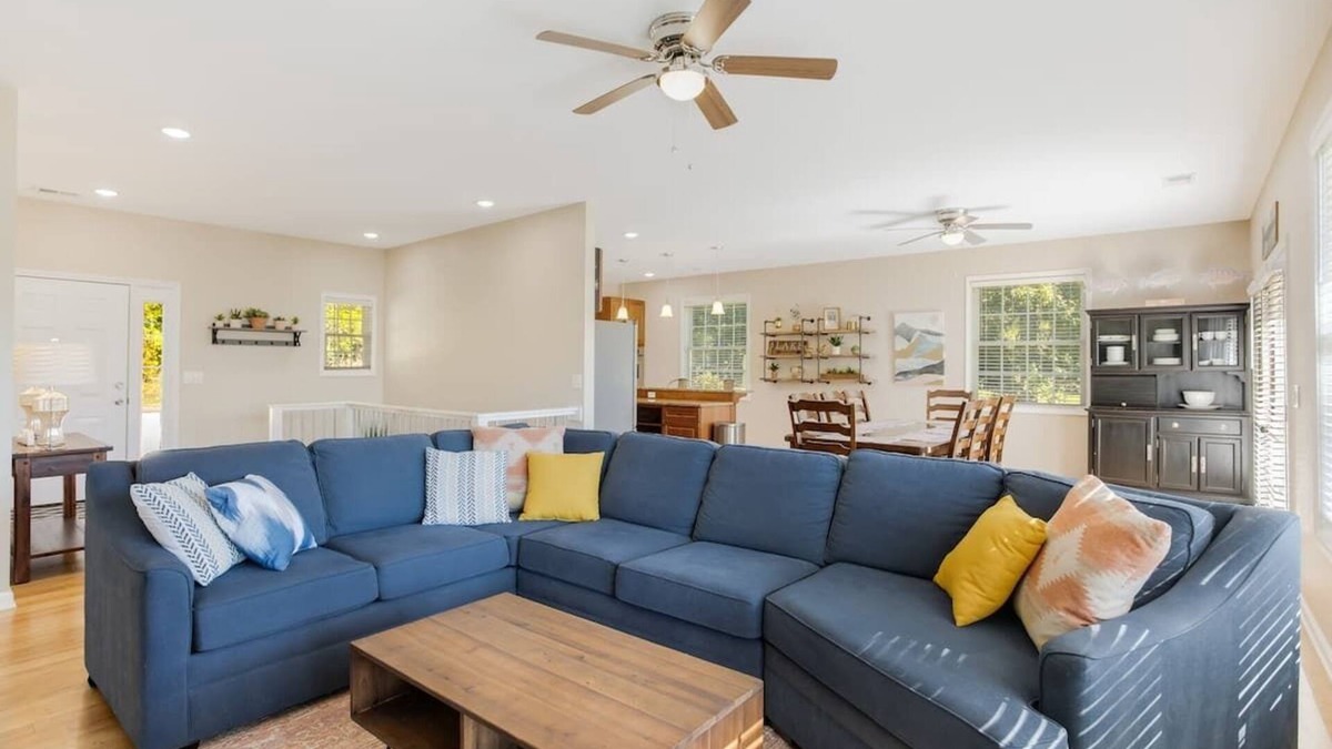 Waterloo House | Lake front/kayaks/private dock/firepit/game room w/pool table/sleeps up to 14