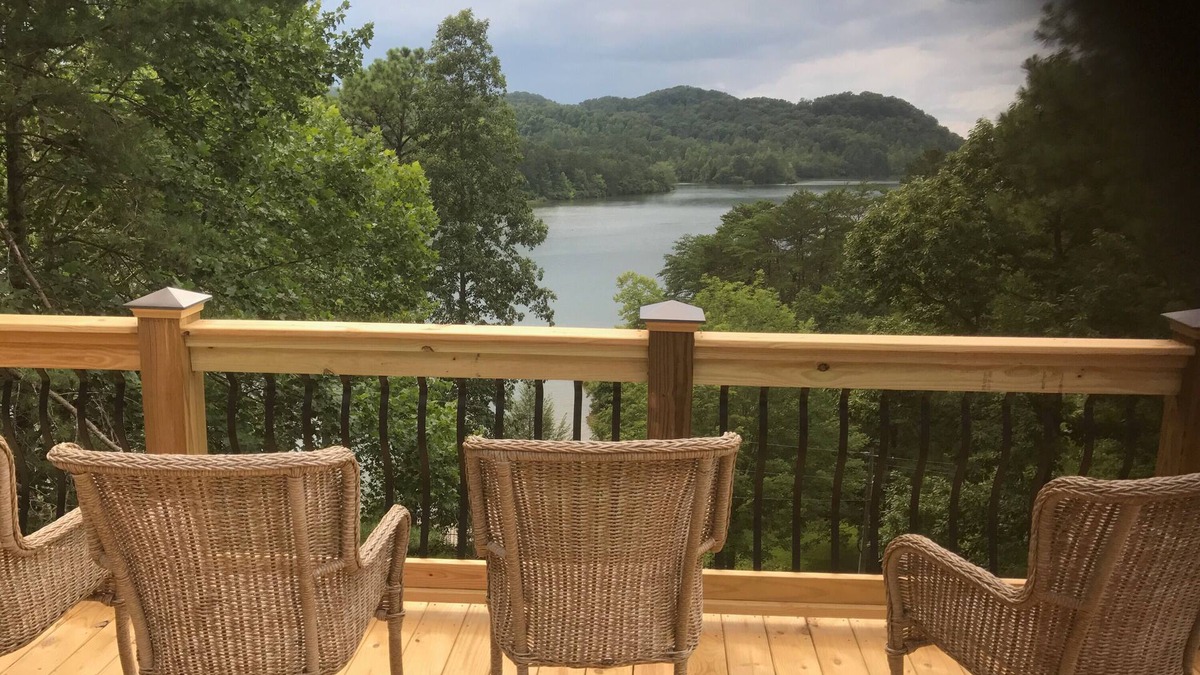 Vonore Cabin | Lake Front Lodge With Beautiful Lake Views And 5 Bedrooms And 5 Bathrooms.