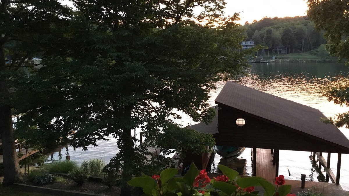 Howard Cabin | Lake Front Luxury Cabin