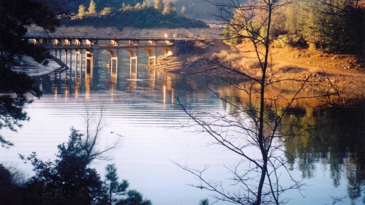 Lakehead-Lakeshore House | LAKE FRONT ON SHASTA LAKE, NESTLED IN THE MOUNTAINS!
