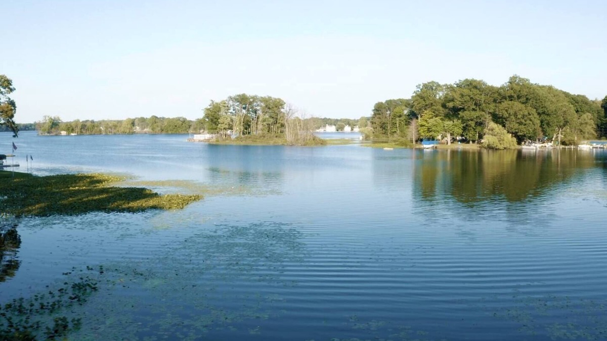 Plainwell House | Lake Front @ Pine Lake w/Kayaks & Paddle Boat
