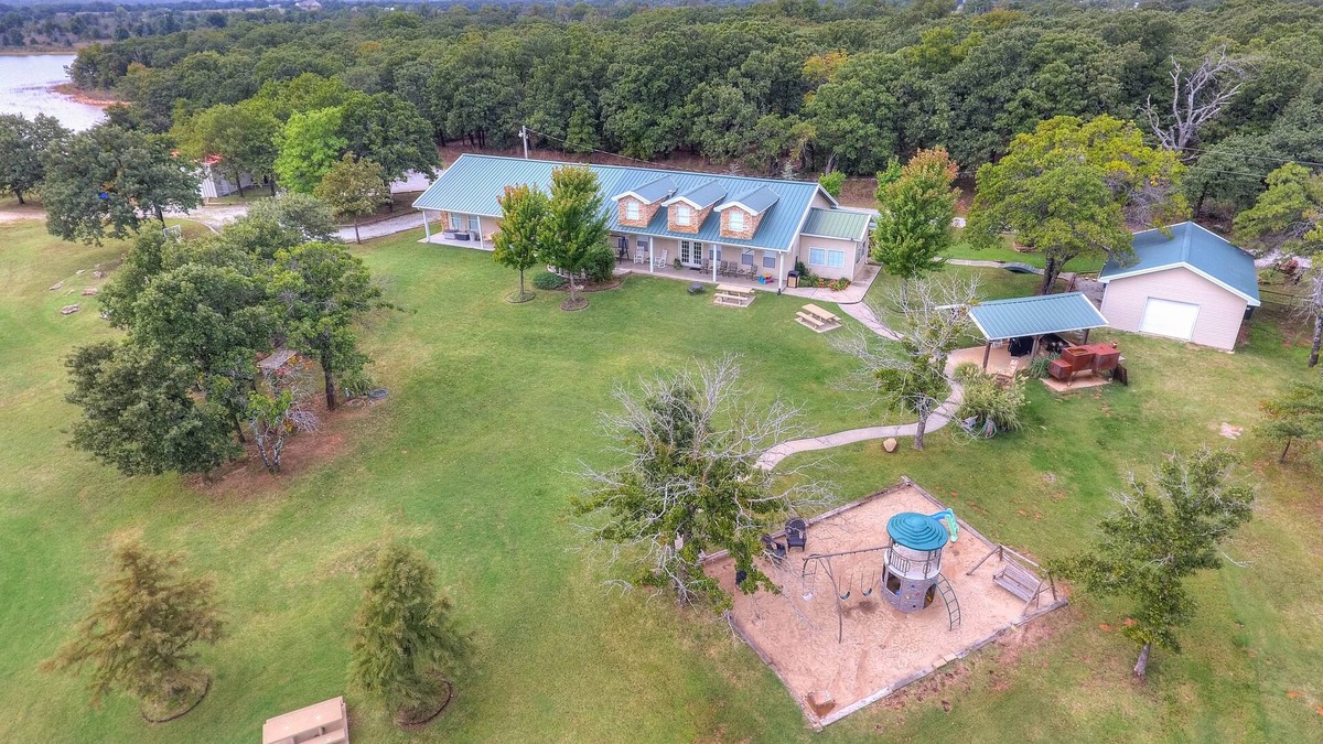 Shawnee House | LAKE FRONT Property; Secluded & Private; Sleeps 18; Located 30 miles from OKC