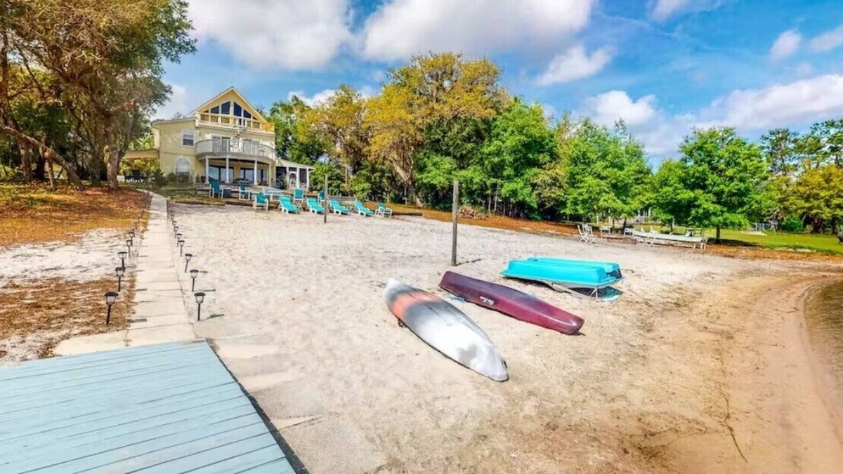 Putnam Hall House | LAKE FRONT PROPERTY WITH BEACH, DOCK AND GAME ROOM, 30 MIN TO GAINSVILLE