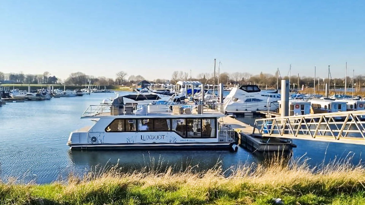 Ophoven Boat Rental | Lake front ship in Ophoven with WiFi