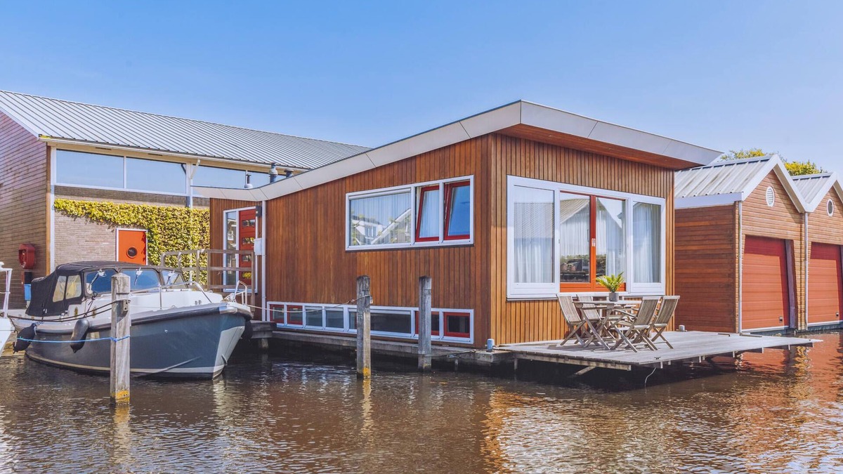 Municipality of Uitgeest Boat Rental | Lake front ship in Uitgeest with WiFi