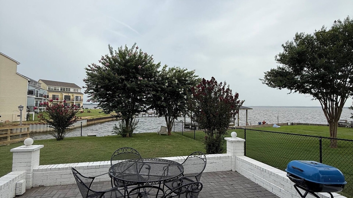 West Livingston House | Lake front spacious 4-bedroom house in welcoming Livingston with WiFi, AC & MORE