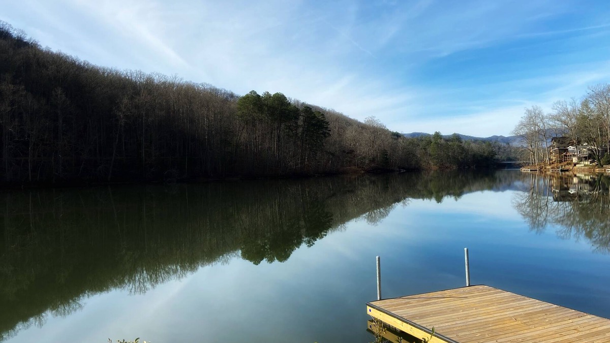 Robbinsville House | Lake front Sunset Cottage with dock & kayaks
