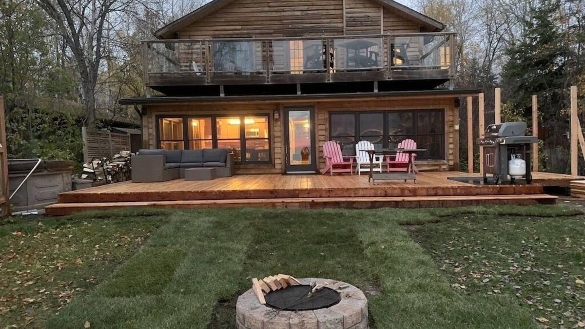 Victoria Beach Cottage | Lake Front, Timber Frame with Hot Tub