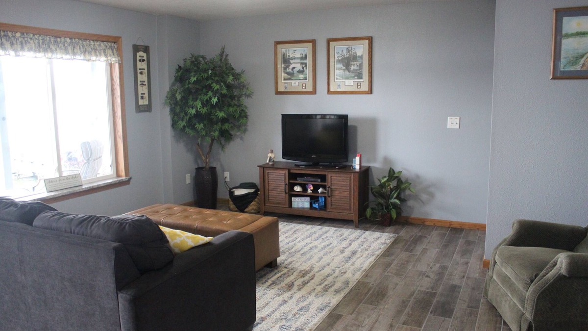 Kasota House | Lake front unit, Sleeps 6, great for families, crafting or fishing - lower level