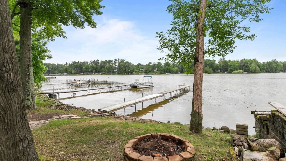 Shawano House | LAKE FRONT! WaterToys! Private Dock! Firepit|Grill