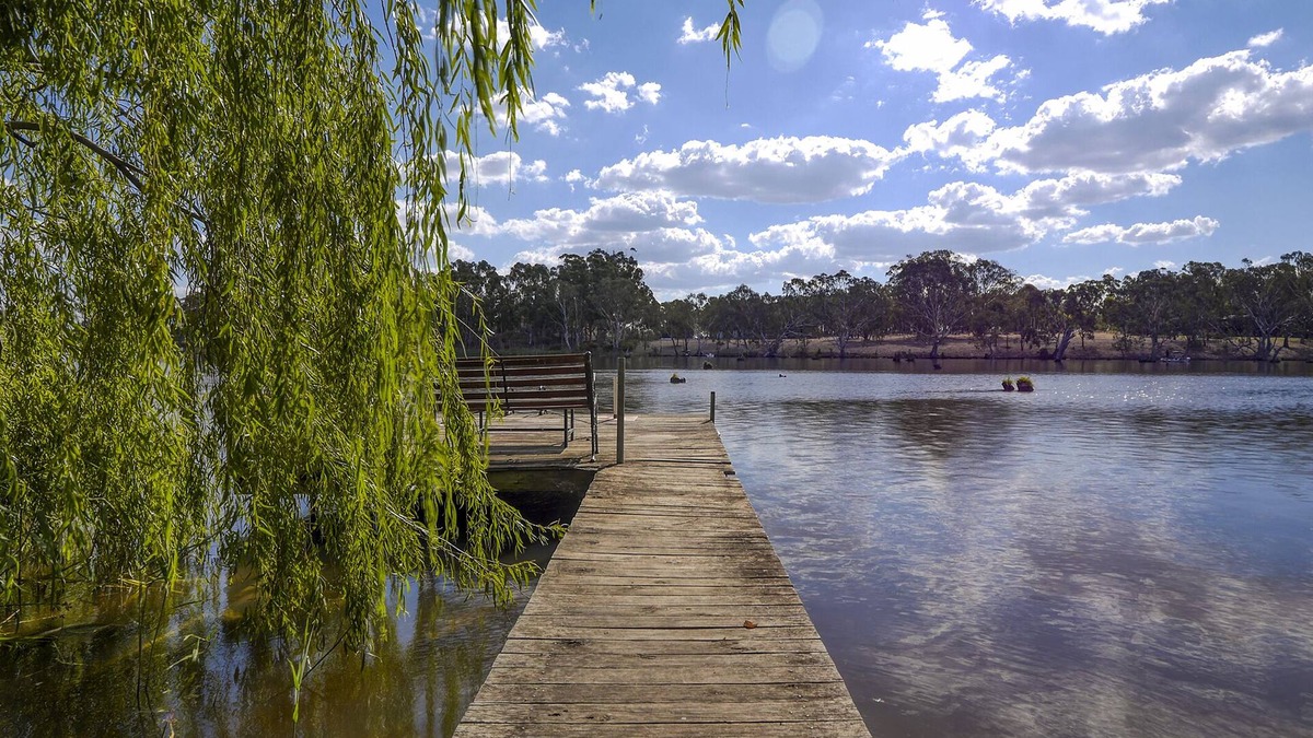Kirwans Bridge House | Lake frontage only 90 mins from Melbourne with private jetty