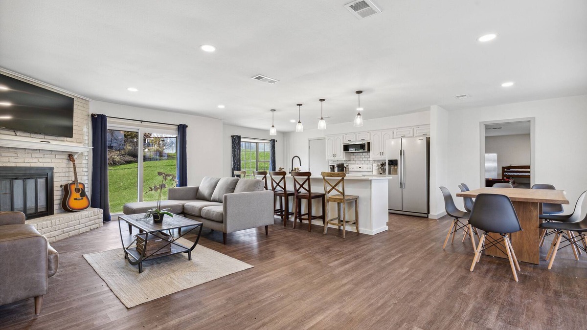 Wylie House | Lake/Games