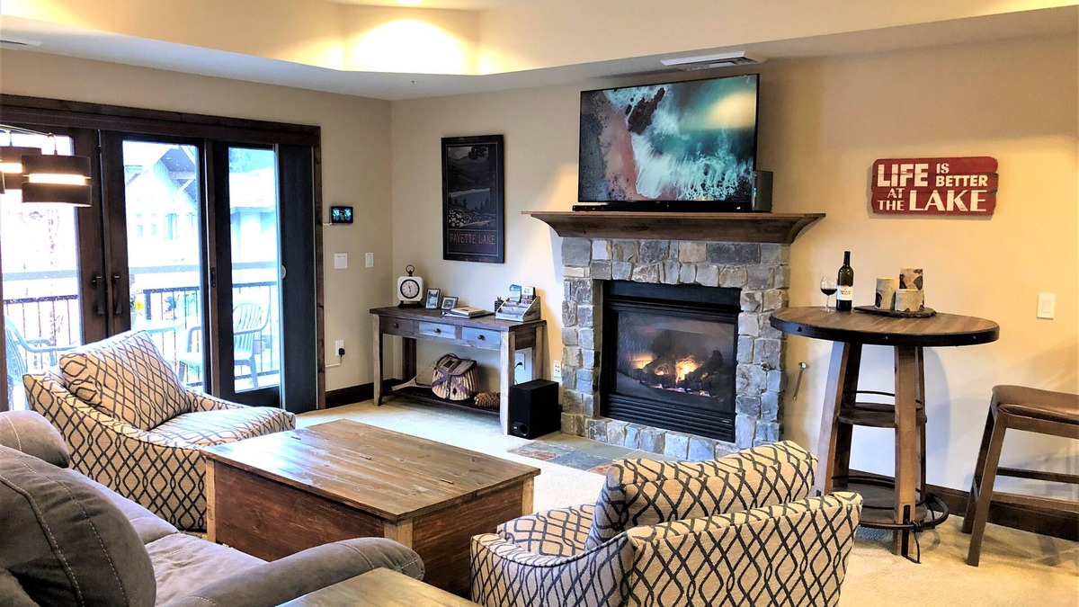 McCall Condo | Lake Getaway! Elegant 2-Bedroom Condo in Downtown McCall