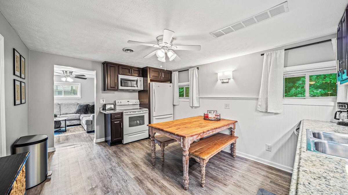 Geneva-on-the-Lake Cottage | Lake Grove Cottage: 1 min walk to the Strip!