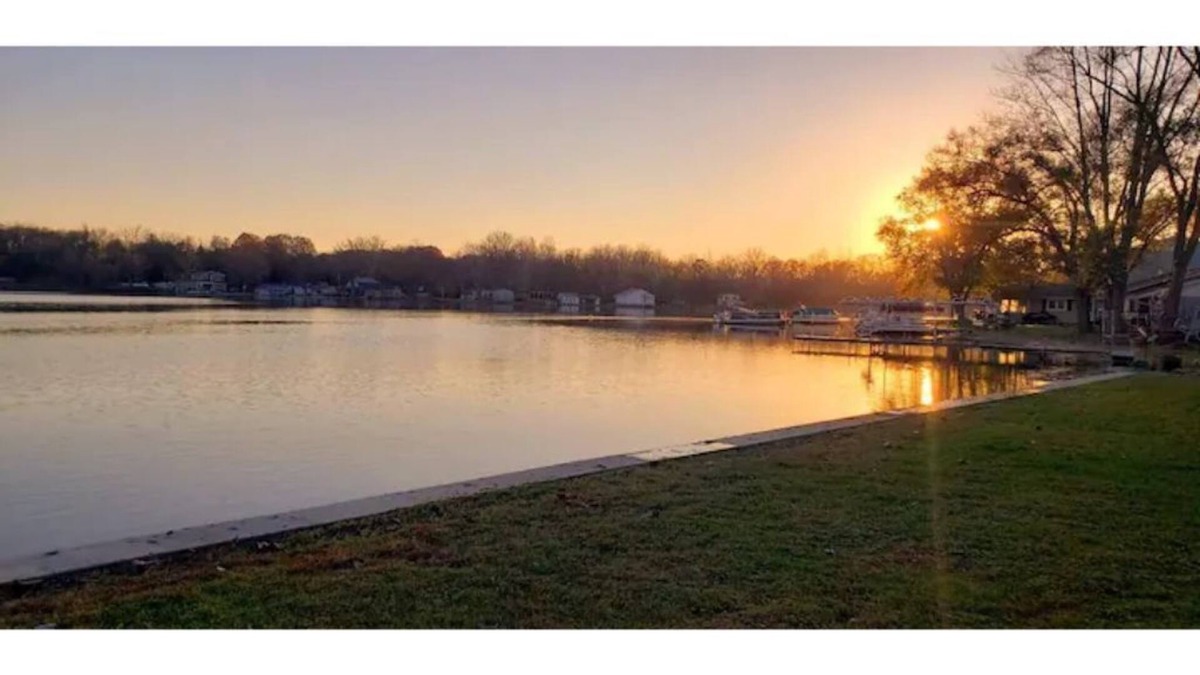Warsaw Cottage | Lake Haven Cottage Fun Summer Get Away! fishing and kayaks!