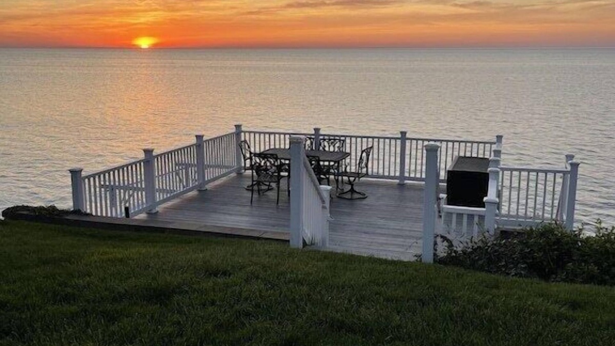 Lorain House | Lake Haven - The Water’s Edge Of Lake Erie!