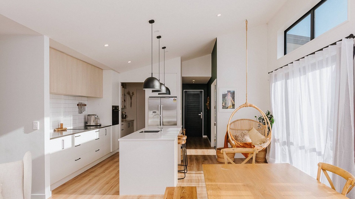 Lake Hawea House | Lake Hawea Paradise with Spa - sleeps two families.