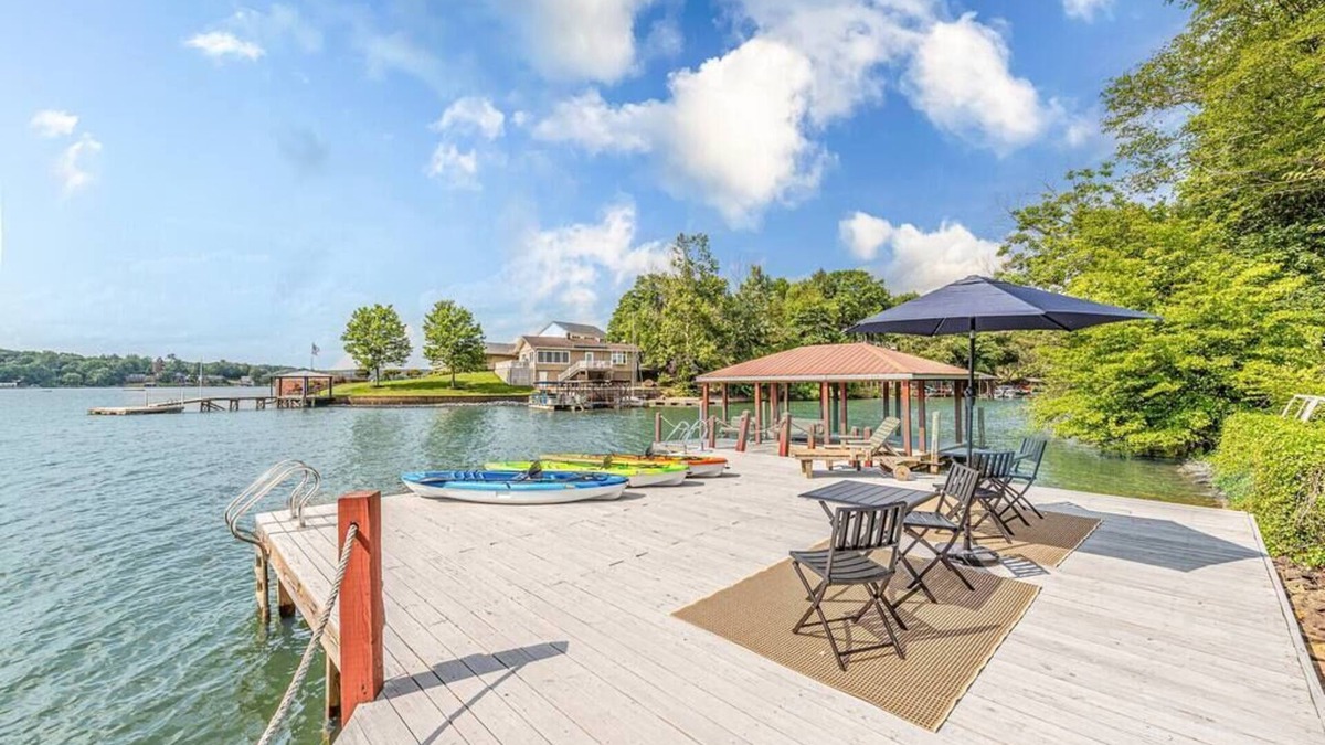 Hickory House | Lake Hickory Trio 3BR Blue Unit