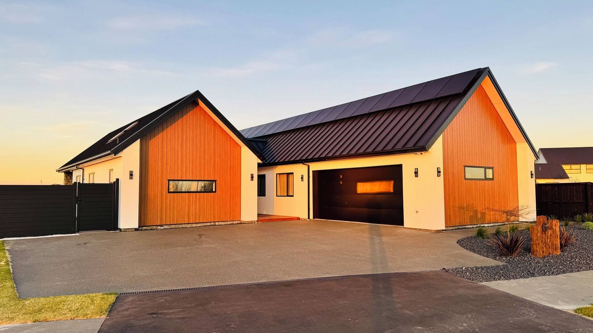 Huntingdon House | Lake Hood Escape with Private Jetty