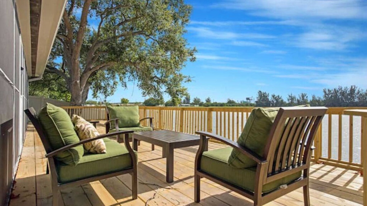 Davie Villa | Lake House 1 in Davie