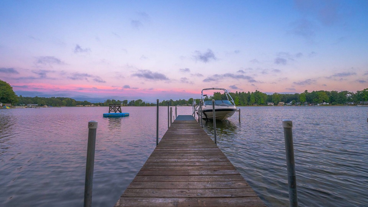 Twin Lake Cottage | Lake House-Beach-Kayaks-Lake View