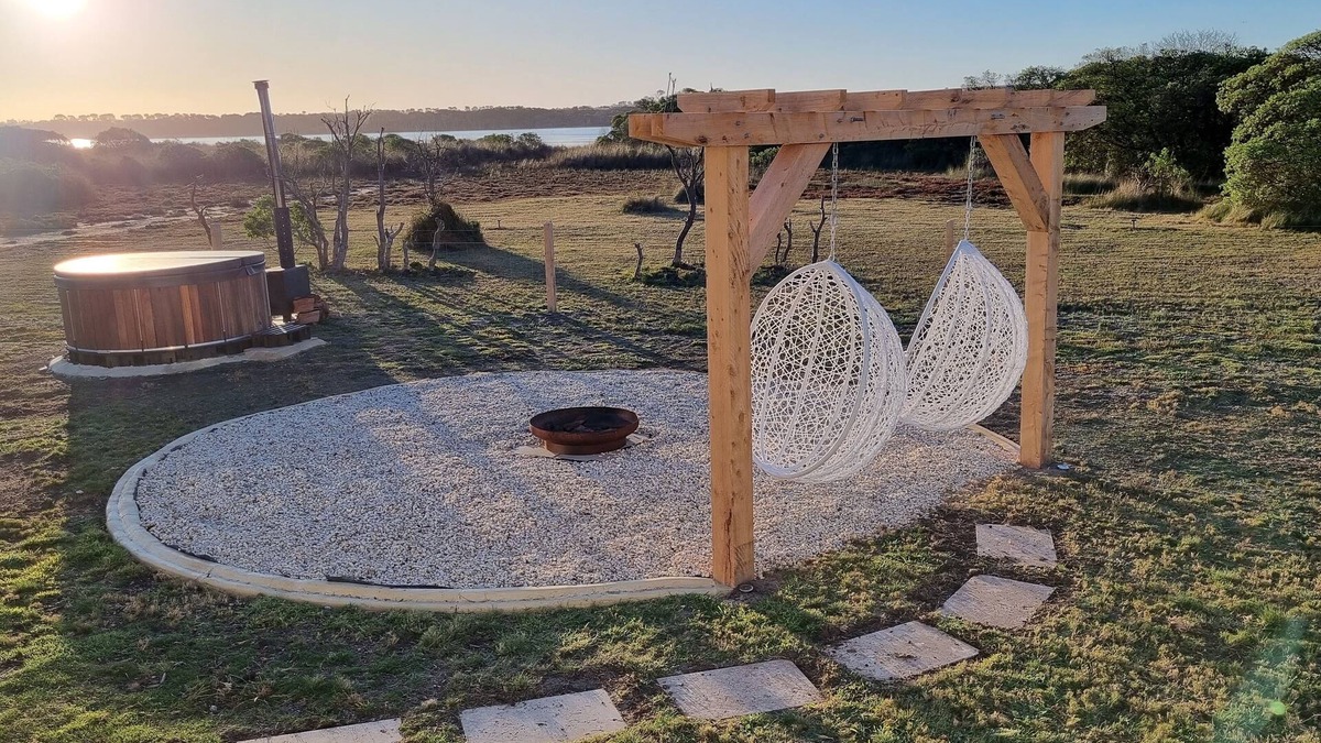 The Honeysuckles House | Lake House, by the beach