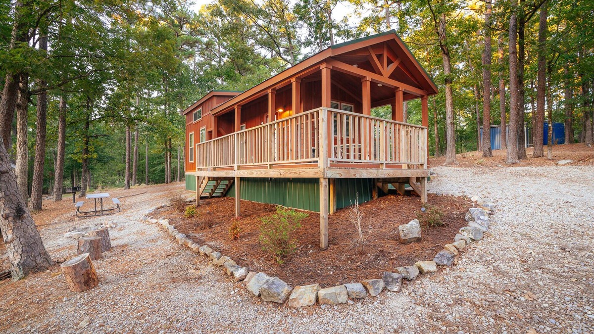 Royal Cottage | Lake House Cottage at Safe Harbor Brady Mountain on Lake Ouachita!