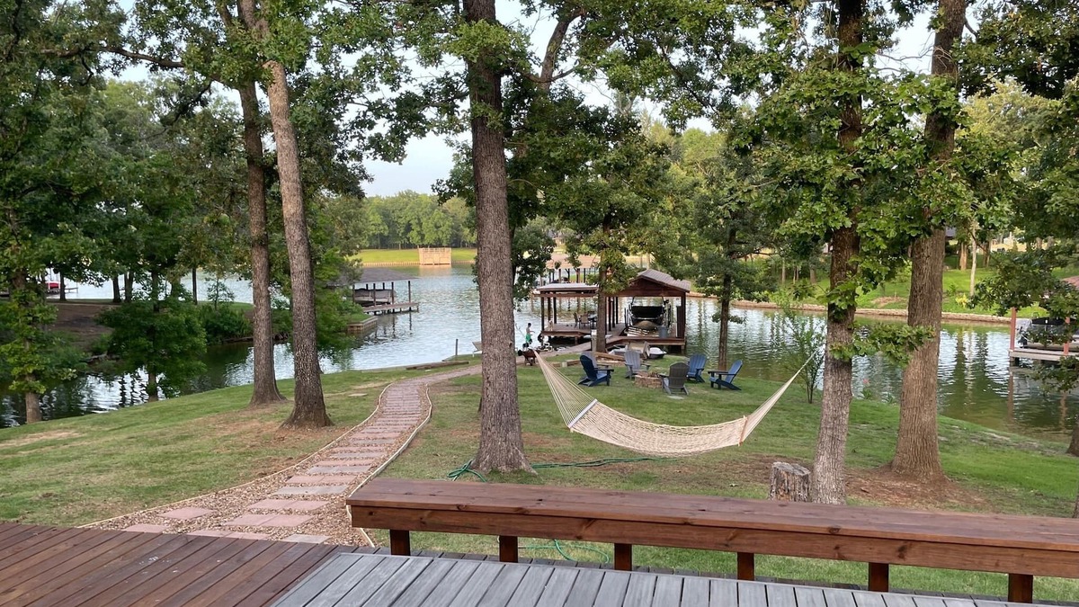 Dogwood House | Lake House Gem: Cozy Waterfront Escape
