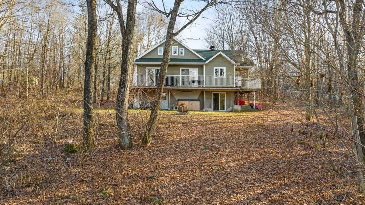 Mauricie Ski Chalet | Lake House in Lac-Aux-Sables, access to lake, 4 seasons jacuzzi