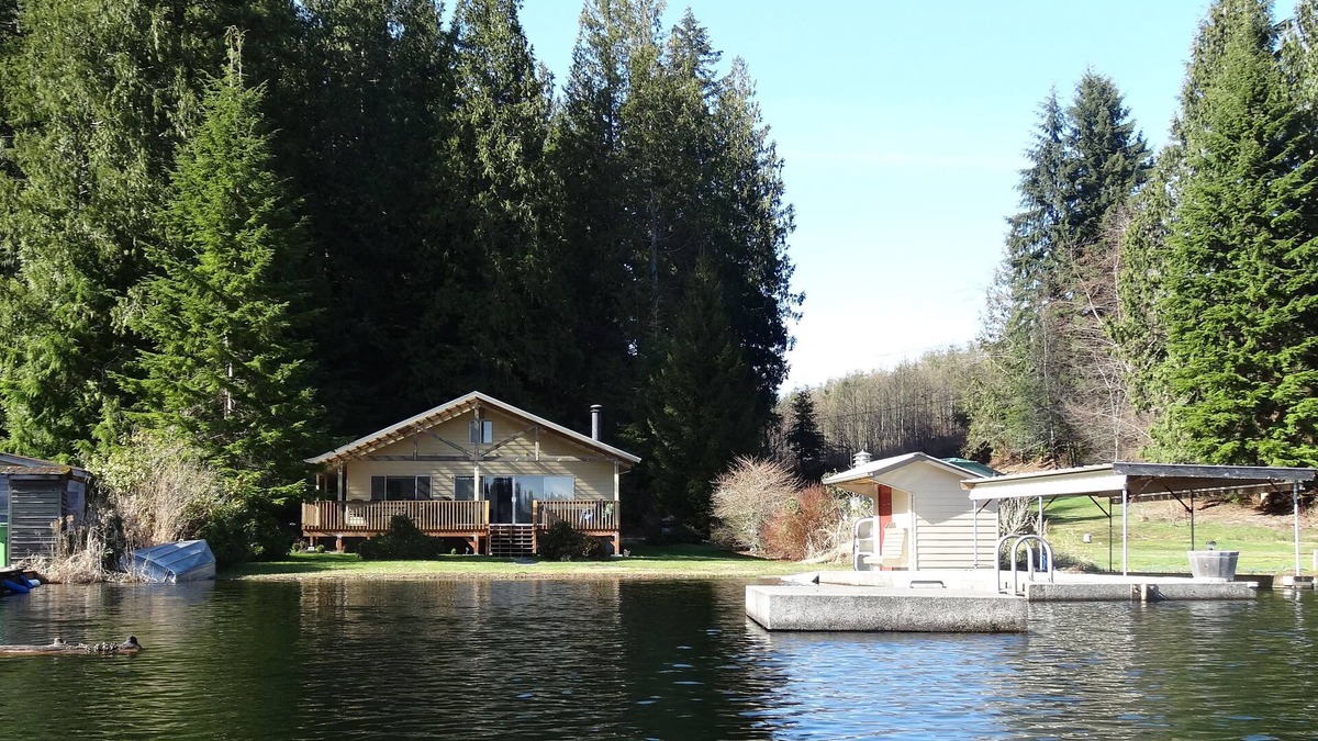 Lake Roesiger Cottage | Lake house @ Lake Roesiger - Private beach & 1 acre of solitude