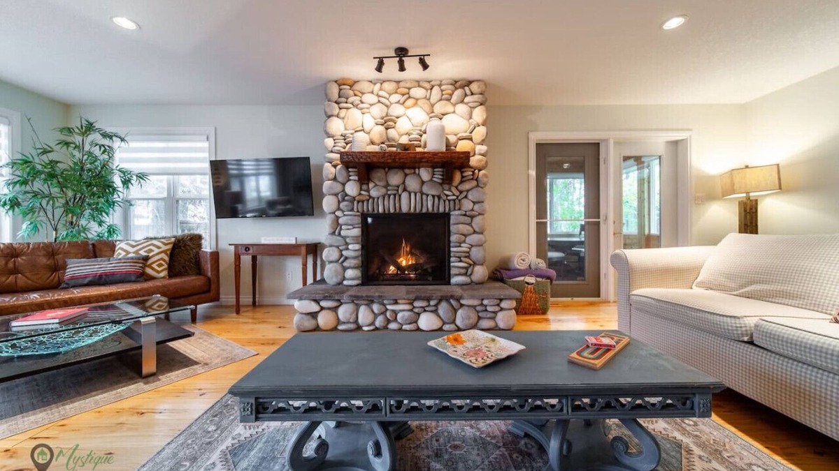 Alberta Beach House | Lake House Lodge | Fireplace | Family Friendly