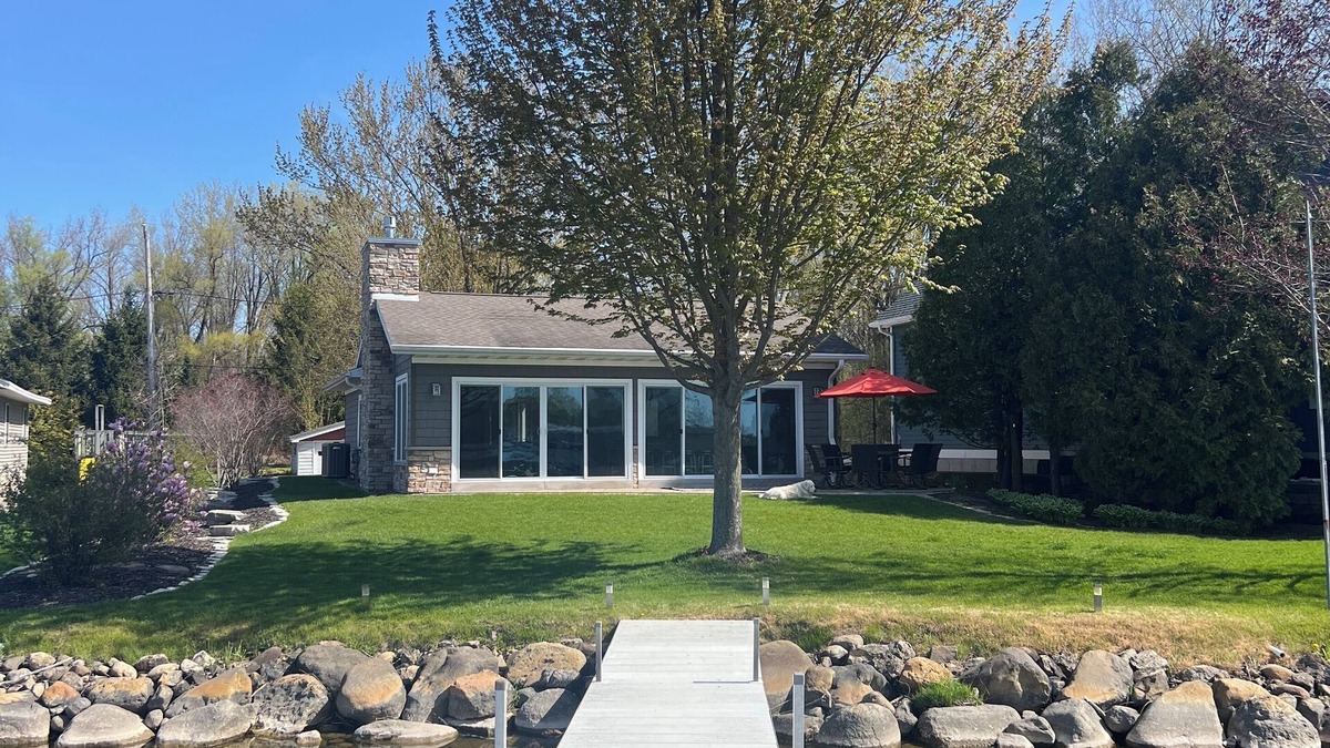 Hartford House | Lake House minutes to Erin Hills Golf Course, Holy Hill and Ice Age Trail