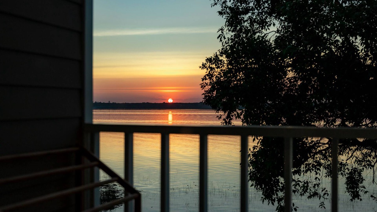 Bung Khong Long Hotel | Lake House Naka Cave