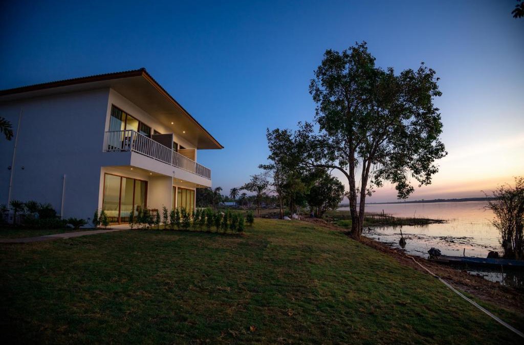 Bung Khong Long Hotel | LAKE HOUSE Naka Cave