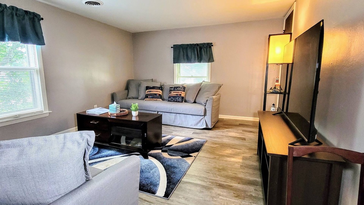 Oswego Apartment | Lake House/Near River/Fishing/Sleeps 8/FREE Parking & WIFI/Oswego