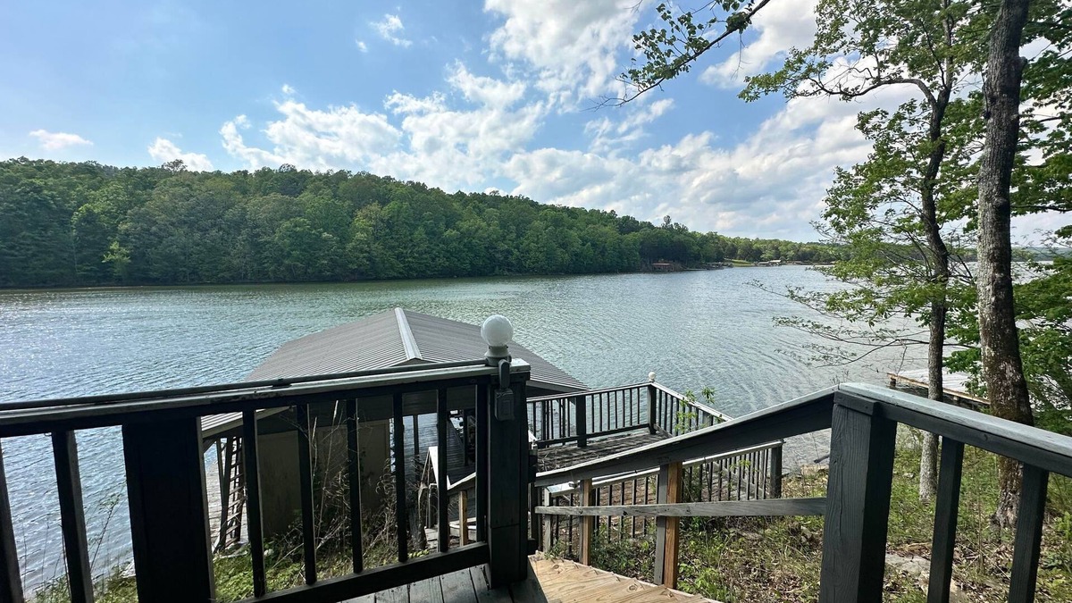 Russellville House | Lake House on Cedar Creek Lake - Hoot Hoot Holler Hideaway