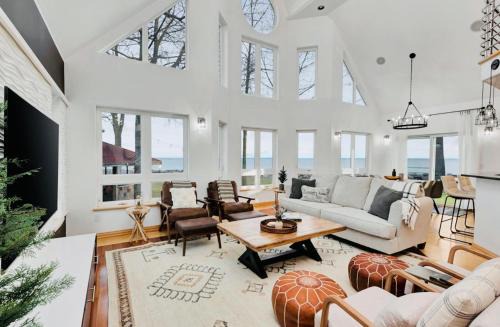 Little Suamico Villa | Lake House Retreat on the Bay!
