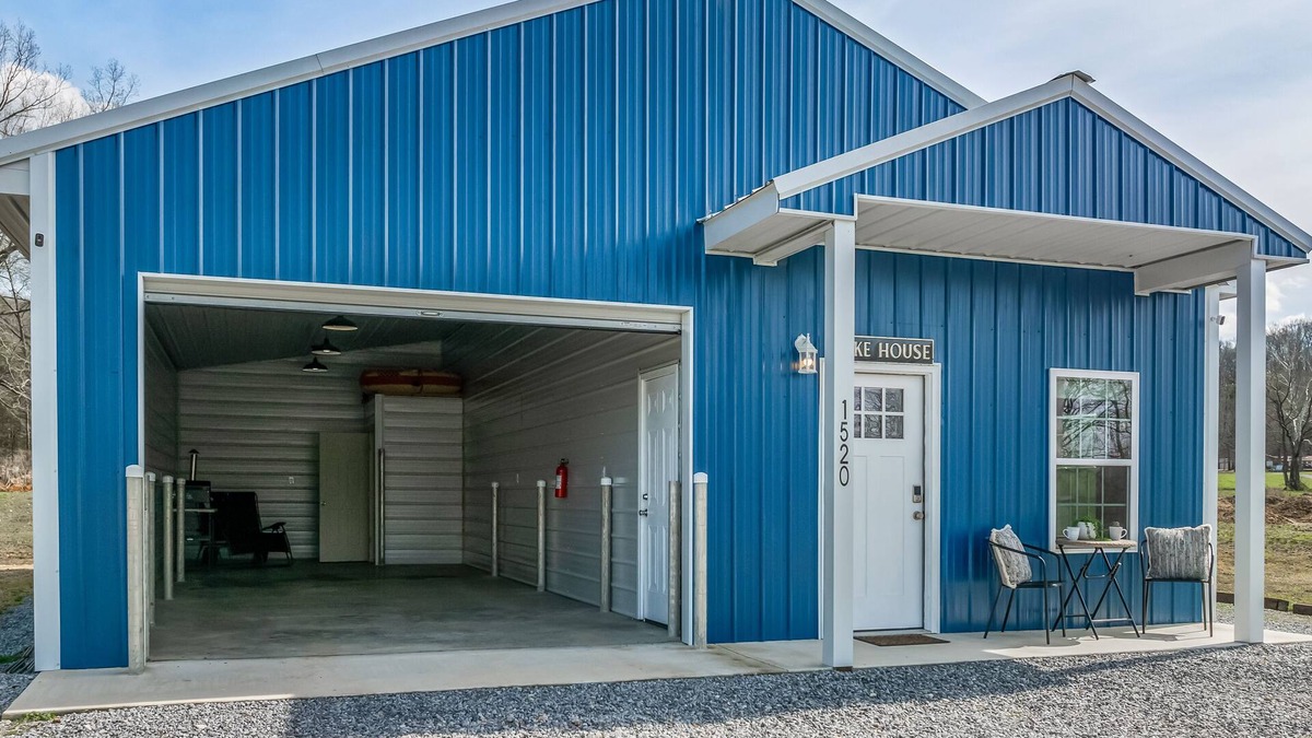 Groveoak House | Lake House with 32' Boat Garage, No-Stairs Entrance, Wi-Fi