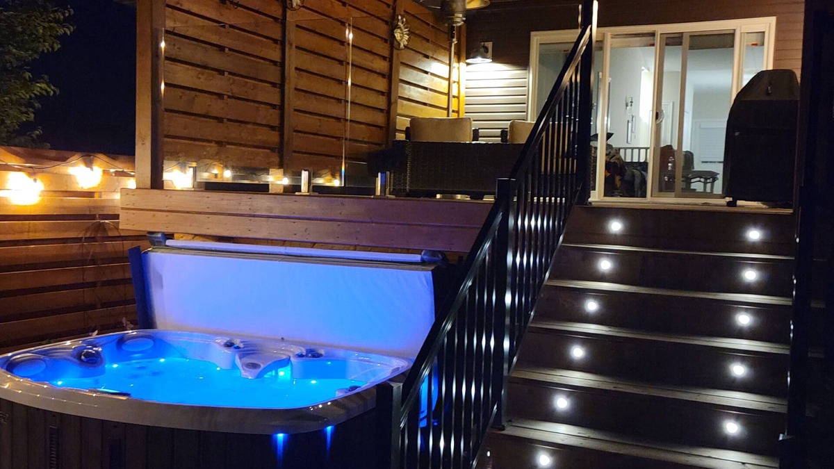Port Stanley House | Lake House with Jacuzzi