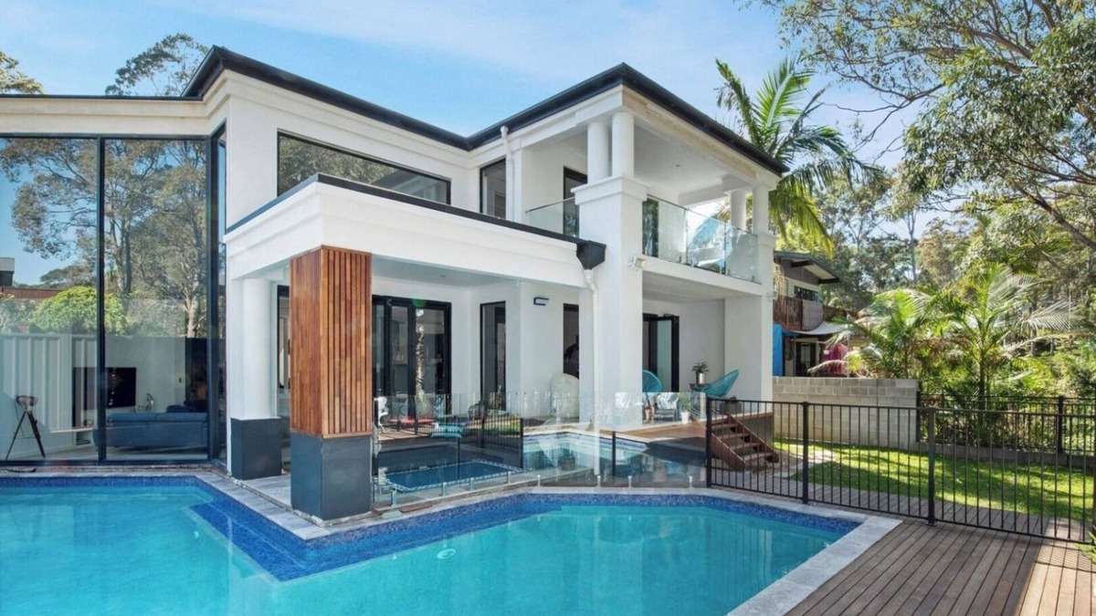 Kings Point House | Lake house with pool and theatre room