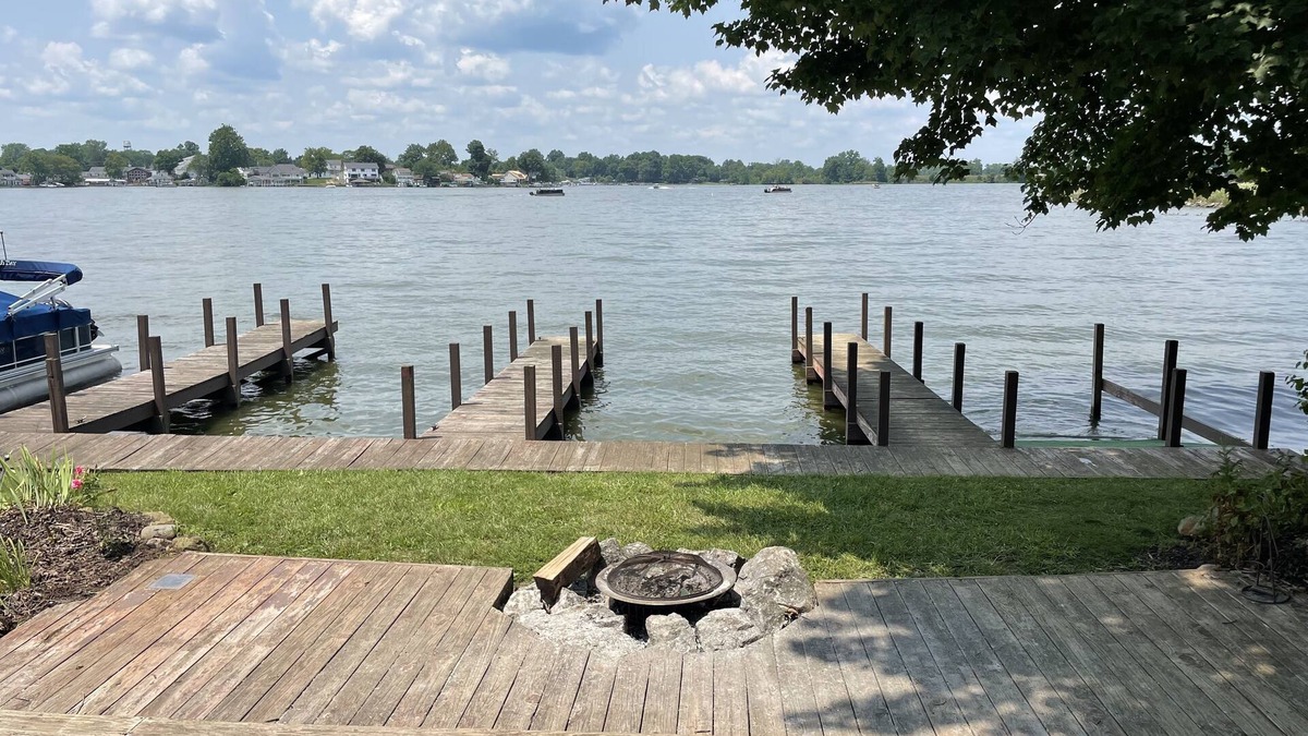 Millersport House | Lake House with Spectacular Sunsets & Boat Dock