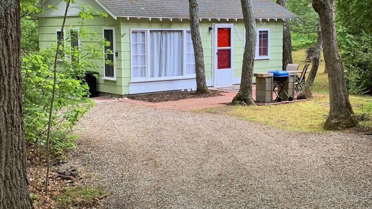 Oscoda Cottage | Lake Huron access wooded 2-bedroom cottage with WiFi in charming Oscoda