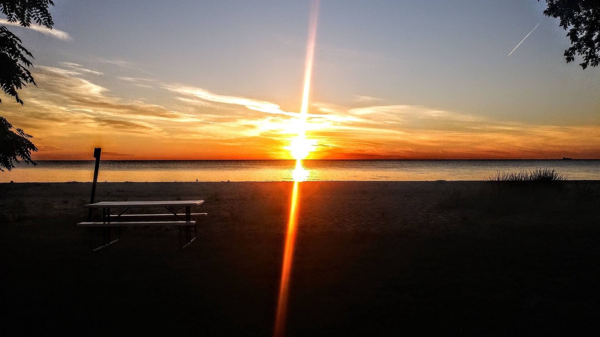 Lakeport House | LAKE HURON Beach SUNRISE Suite Retreat